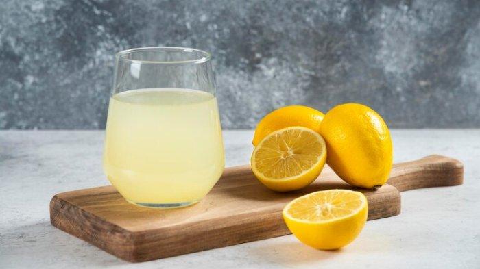 Ilustrasi jus lemon, manfaat jus lemon untuk penderita asam urat, dapat menurunkan kadar asam urat