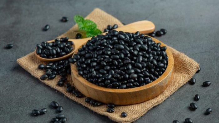 Ilsutrasi kacang kedelai hitam, salah satu makanan sehat yang bagus untuk menurunkan kolesterol jahat