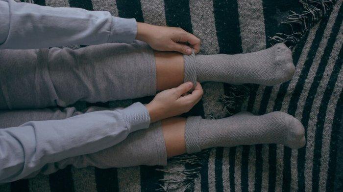 Ilustrasi seseorang yang kakinya dingin, berikut kenali penyebabnya