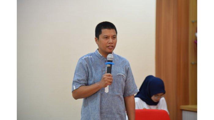 Acara dibuka oleh Wakil Dekan Bidang Akademik dan Kemahasiswaan FKG Unhas, Acing Habibie Mude, drg., Ph.D., Sp.Pros., Subsp.OGST(K).