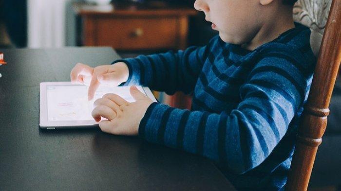 Ilustrasi screen time berlebihan pada anak bisa ganggu tumbuh kembangnya