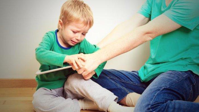 ilustrasi anak yang kecanduan tayangan dari gadget ataupun televisi