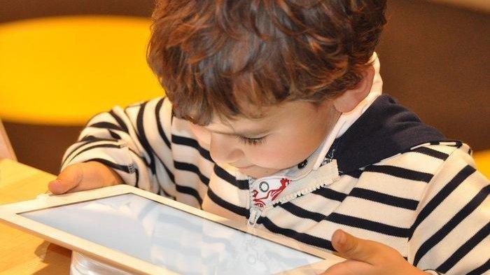 ilustrasi anak bermain gadget