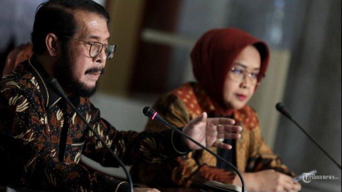 Ketua Mahkamah Konstitusi Anwar Usman (kiri) didampingi Hakim Konstitusi Enny Nurbaningsih (kanan) memberikan keterangan pers terkait dugaan pelanggaran etik dalam putusan batasan usia capres dan cawapres di Gedung Mahkamah Konstitusi, Jakarta