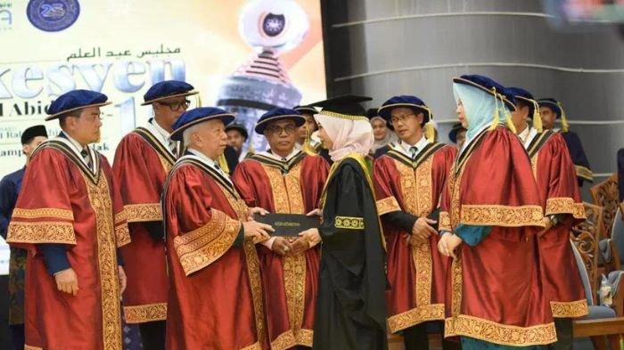 Kisah wisudawan mendapat kabar ayah meninggal