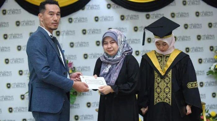 Kisah wisudawan mendapat kabar ayah meninggal