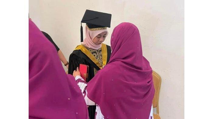 Kisah wisudawan mendapat kabar ayah meninggal