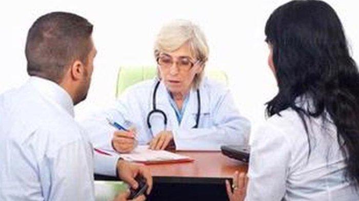 ilustrasi pasangan suami istri yang sedang berkonsultasi dengan dokter