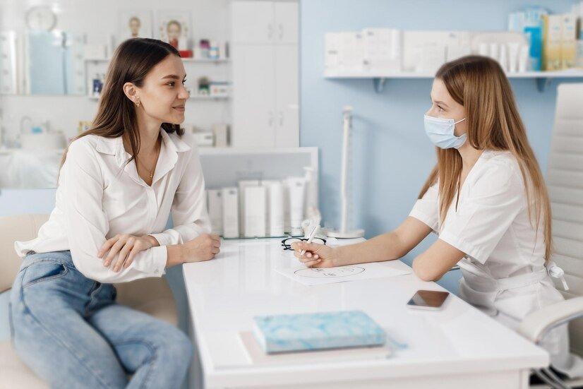 ilustrasi konsultasi dengan dokter kecantikan sebelum melakukan treatment