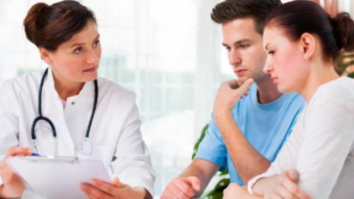 ilustrasi pasangan yang sedang berkonsultasi dengan dokter