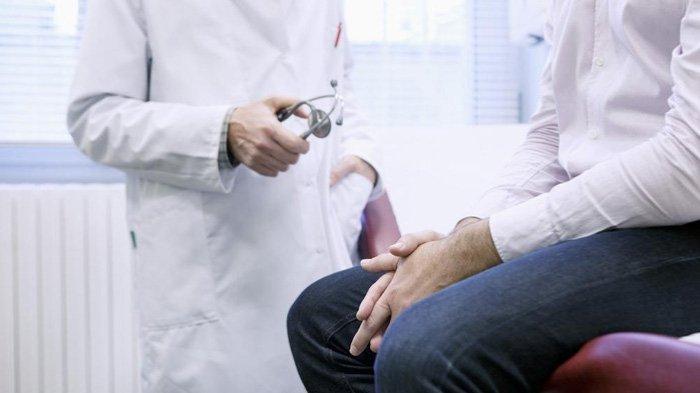 Ilustrasi seorang pria berkonsultasi bersama dokter tentang gangguan prostat