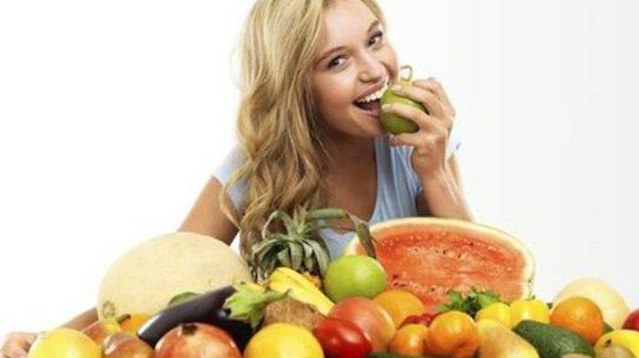 ilustras seseorang yang mengonsumsi buah-buahan