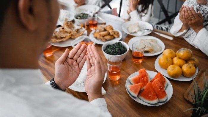 ilustrasi buka puasa, hindari makan berlebihan untuk cegah maag kambuh