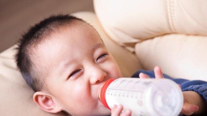 ilustrasi anak konsumsi susu menggunakan dot
