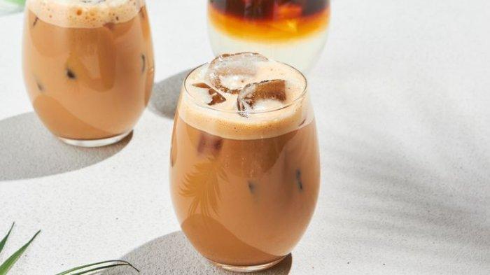 ilustrasi kopi dengan tambahan pemanis, salah satu makanan yang harus dihindari saat sarapan
