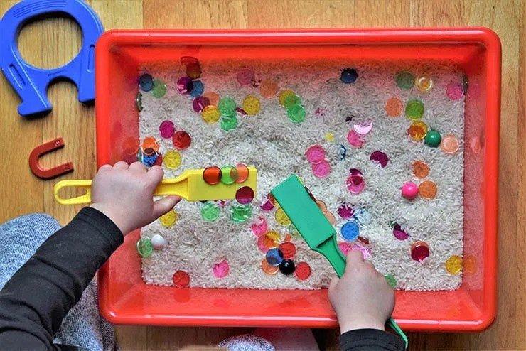 ilustrasi sensory bins