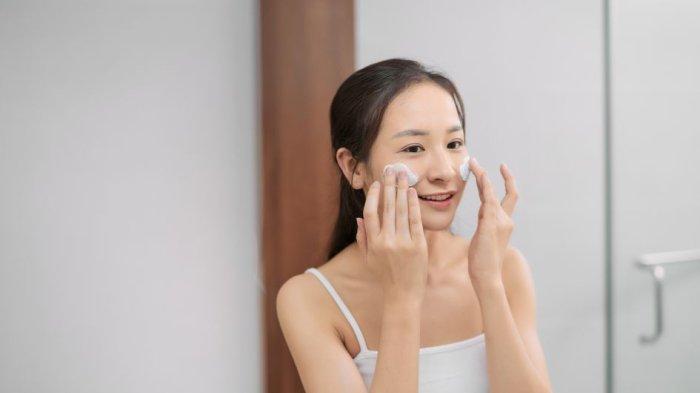 ilustrasi menggunakan gantle skincare, salah satu cara untuk mencegah penuaan dini pada kulit