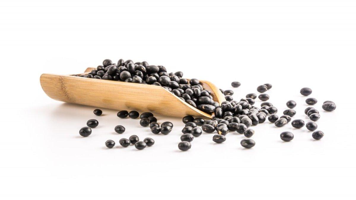ilustrasi lentil hitam, salah satu makanan sehat yang bagus untuk menurunkan kolesterol