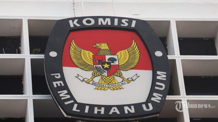 Logo Komisi Pemilihan Umum (KPU) yang terpasang di gedung KPU Jakarta Pusat, Senin (8/8/2022). KPU kini tengah membuka pendaftaran bagi partai politik untuk mengikuti pemilu 2024. jelang hari terakhir pendaftaran parpol pada Minggu (14/8/2022) besok, masih ada tiga partai yang sama sekali masih belum melakukan konfirmasi terkait jadwal pendaftaran ke KPU RI.