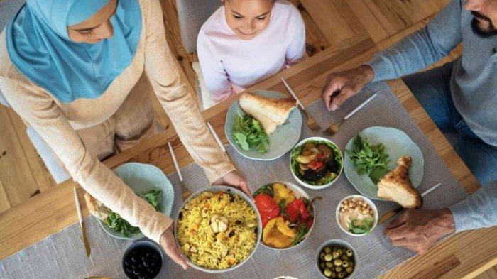 Ilustrasi buka puasa, pastikan tidak makan berlebihan saat buka puasa