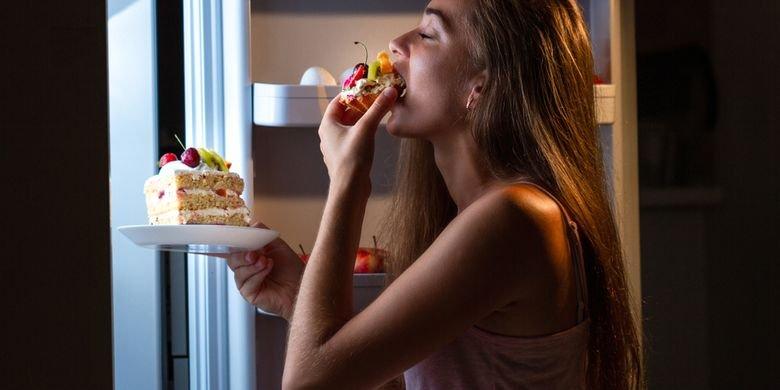 ilustrasi seseorang yang memiliki kebiasaan makan makanan tinggi gula