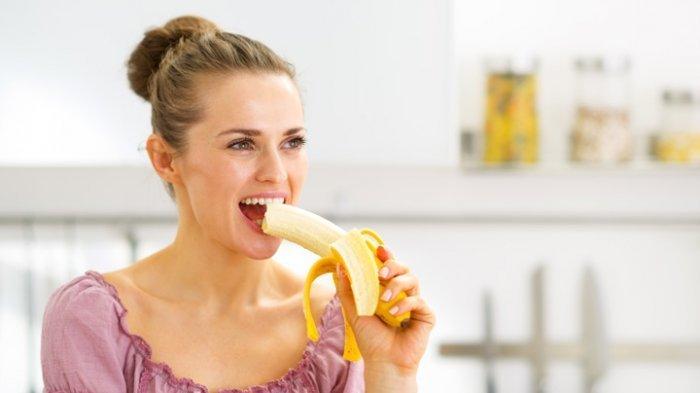 Ilustrasi makan pisang, rutin konsumsi pisang dapat membantu mengatasi kecemasan