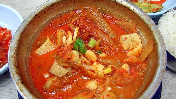 ilustrasi makanan pedas, salah satu makanan yang dapat mempercepat penuaan kulit