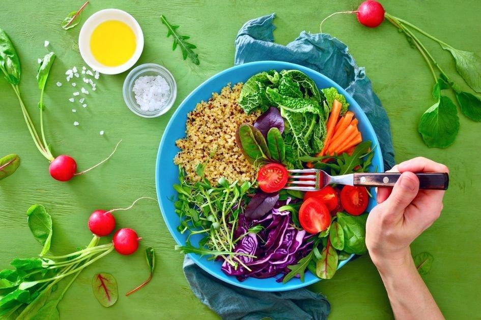 ilustrasi makanan sehat yang membantu melawan proses penuaan
