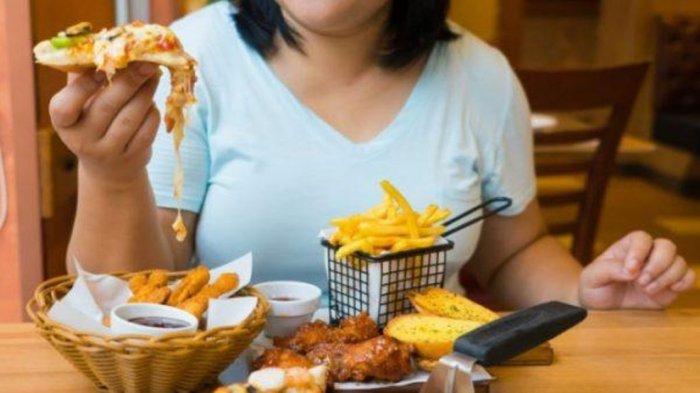 ilustrasi konsumsi makanan tidak sehat, salah satu penyebab kulit menua dan berkerut sebelum waktunya