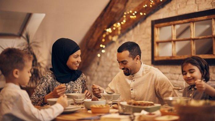 ilustrasi makan sahur, hindari melewatkan sahur agar tidak lemas saat puasa