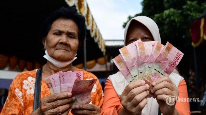 Masyarakat terima bantuan langsung tunai atau BLT