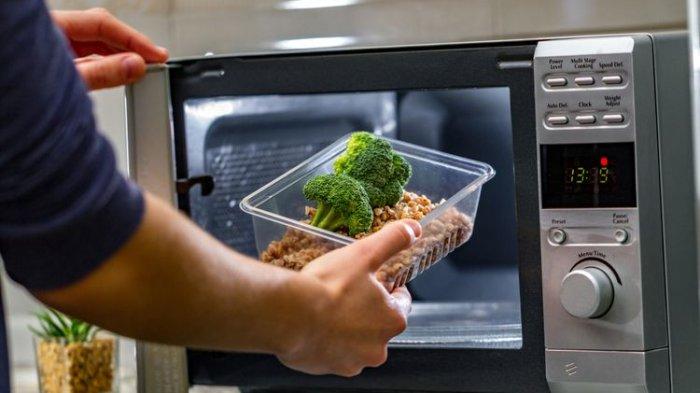 ilustrasi memasak menggunakan microwave