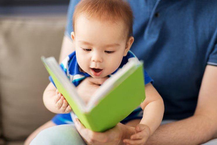 ilustrasi membacakan buku untuk bayi, mainan yang cocok diberikan pada anak usia 6 bulan