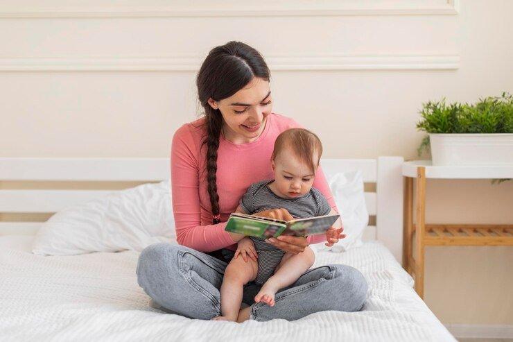 ilustrasi membacakan buku untuk bayi