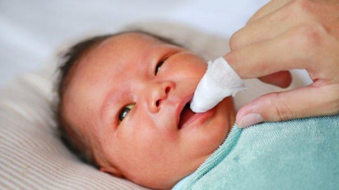 ilustrasi membantu bayi agar bisa bersendawa