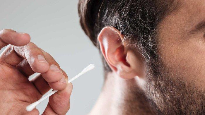 ilustrasi membersihkan telinga dengan cotton bud, berikut cara membersihkan telinga dengan tepat