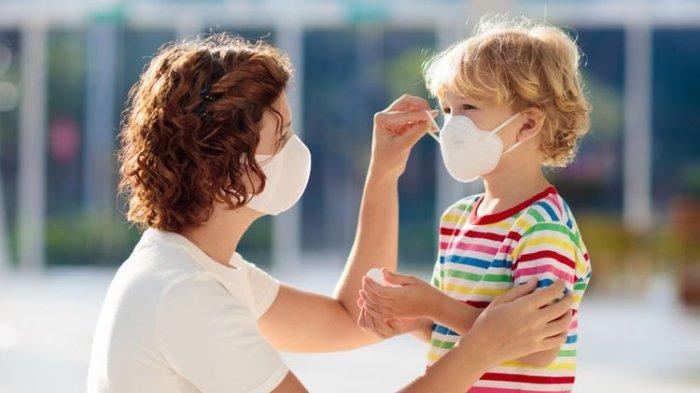 ilustrasi mengajarkan anak untuk menggunakan masker guna mencipatakan lingkungan yang sehat