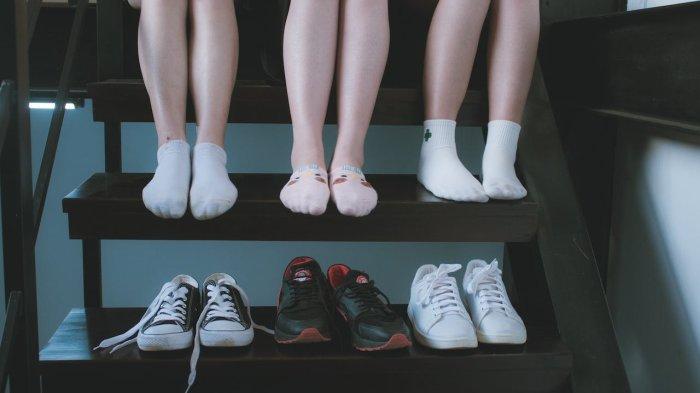 Menggunakan sepatu di dalam rumah