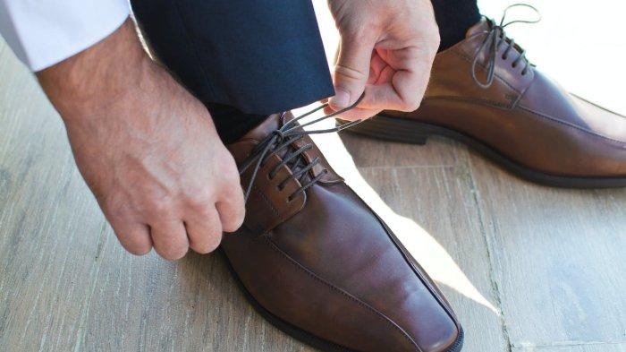 Menggunakan sepatu di dalam rumah