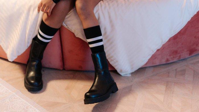 Menggunakan sepatu di dalam rumah