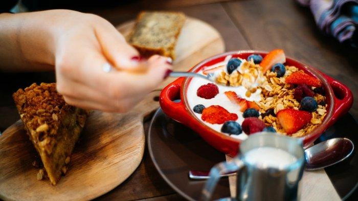 Mengonsumsi oat untuk sarapan