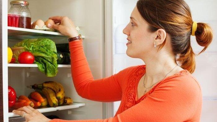 Ilustrasi menyimpan makanan di kulkas, berikut daftar makanan yang sebaiknya tidak disimpan di kulkas