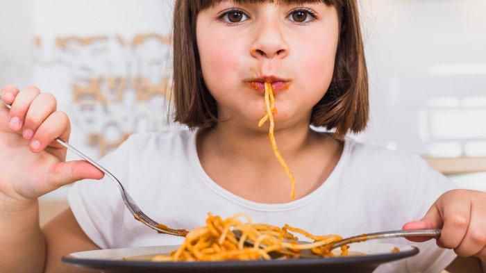 Ilustrasi anak yang makan mie instan, berikut dampak buruk yang bisa terjadi