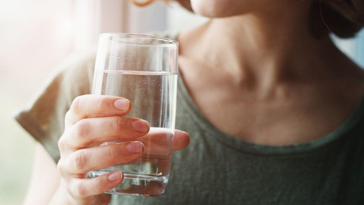 ilustrasi minum air untuk memenuhi kebutuhan cairan dan menghidrasi tubuh