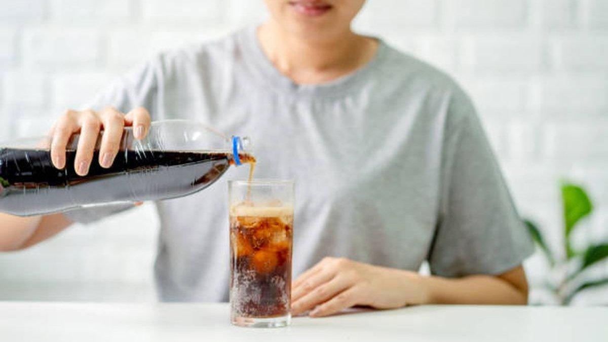 ilustrasi konsumsi minuman bersoda, salah satu penyebab terus merasa lapar