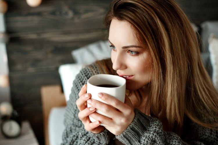 ilustrasi minum kopi, konsumsi kopi lebih dari ini bisa meningkatkan risiko penyakit jantung