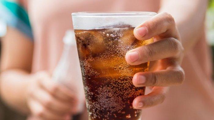 ilustrasi minuman bersoda mengandung gula