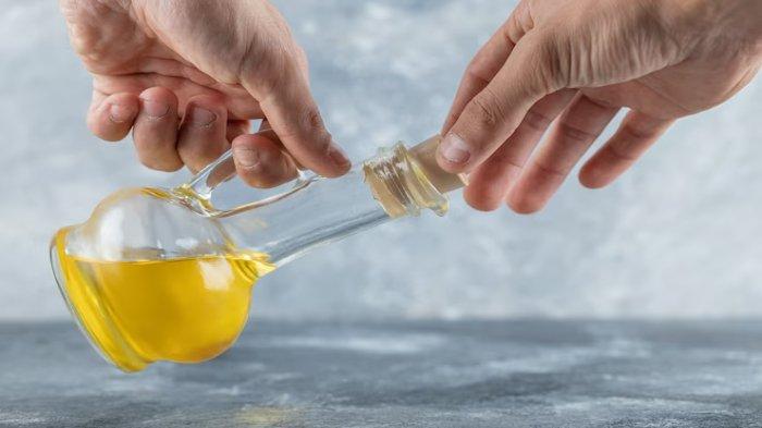 Ilustrasi oil pulling dengan minyak kelapa untuk menjaga kesehatan gigi dan rongga mulut