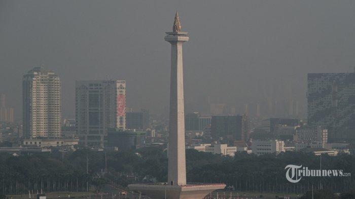 Monumen Nasional (Monas) terlihat dalam kabut asap akibat polusi udara di Jakarta pada 16 Agustus 2023