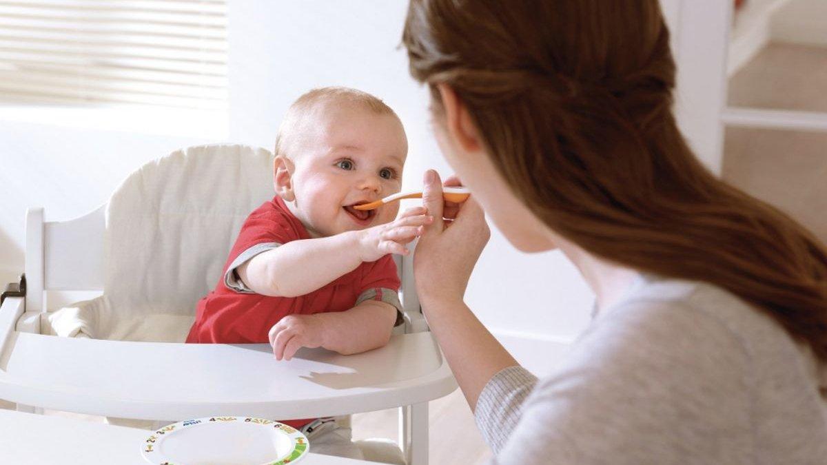 ilustrasi bayi yang kesulitan menelan makanan, begini cara mengatasinya